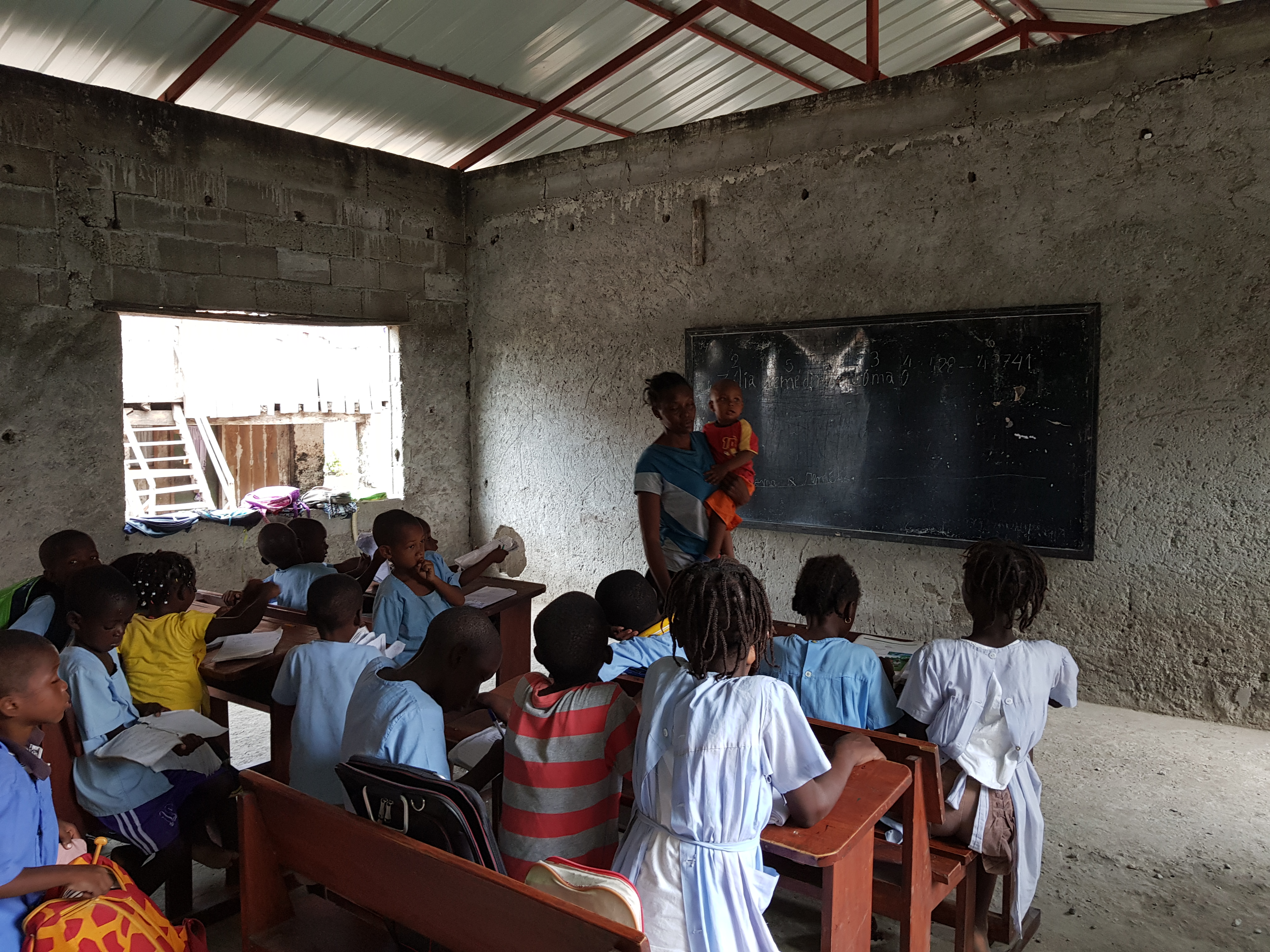 Copertura Completata E I Bambini Tornano A Scuola